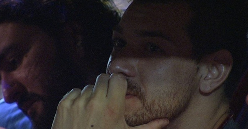 22.jan.2015 - Cézar chora em silêncio durante prova do líder