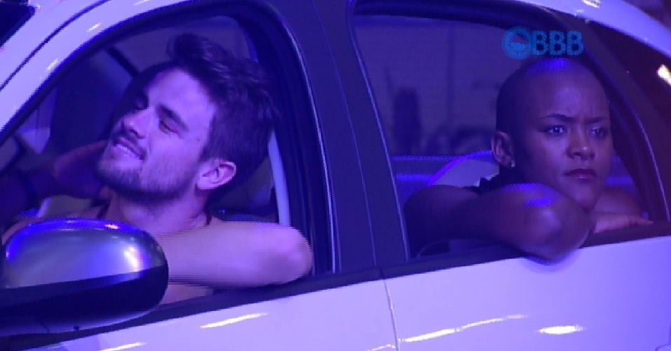 22.jan.2015 - Rafael e Angélica participam de prova do líder em mesmo carro