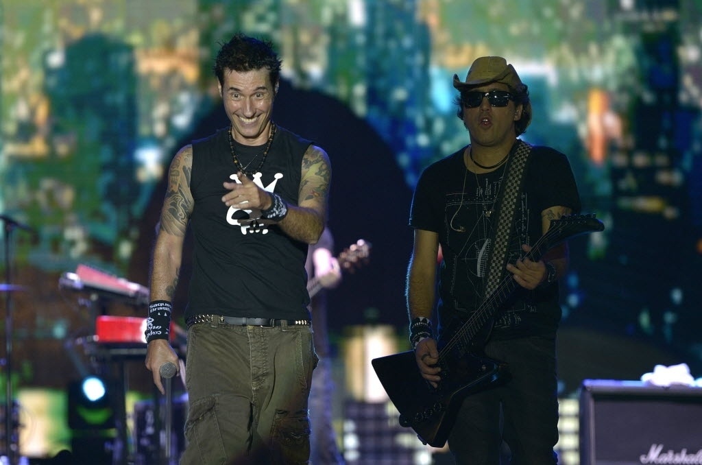 22.jan.2015 - Tocando os principais hits da carreira, Capital Inicial abre o Festival de Verão 2015, em Salvador - João Alvarez/UOL