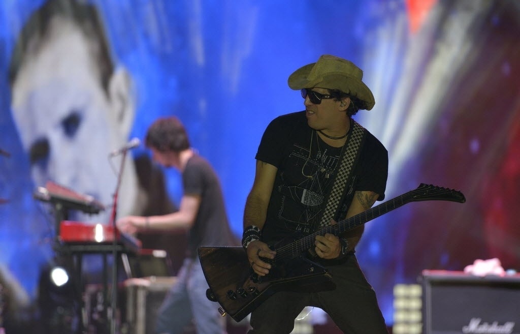 22.jan.2015 - Tocando os principais hits da carreira, Capital Inicial abre o Festival de Verão 2015, em Salvador - João Alvarez/UOL