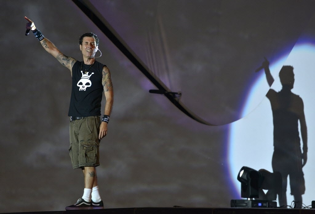 22.jan.2015 - Tocando os principais hits da carreira, Capital Inicial abre o Festival de Verão 2015, em Salvador - João Alvarez/UOL