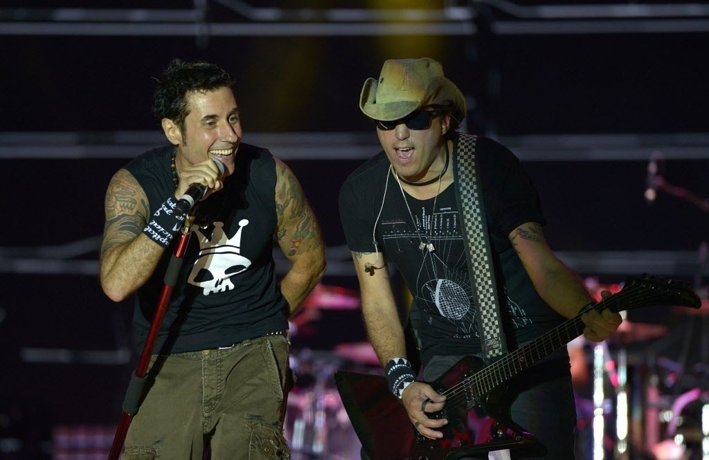 22.jan.2015 - Tocando os principais hits da carreira, Capital Inicial abre o Festival de Verão 2015, em Salvador - João Alvarez/UOL