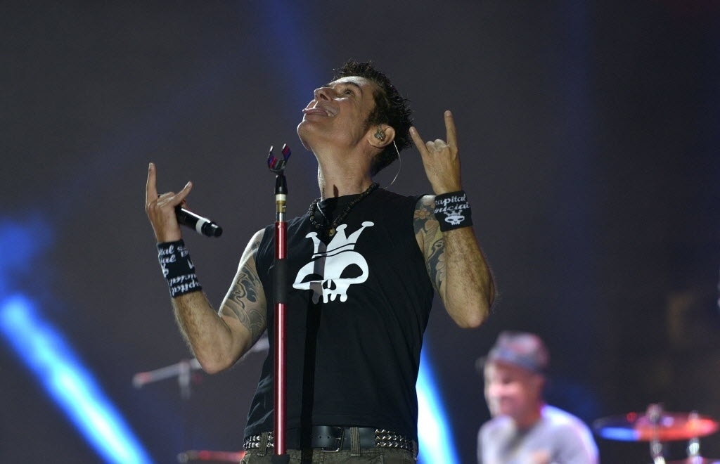 22.jan.2015 - Tocando os principais hits da carreira, Capital Inicial abre o Festival de Verão 2015, em Salvador - João Alvarez/UOL