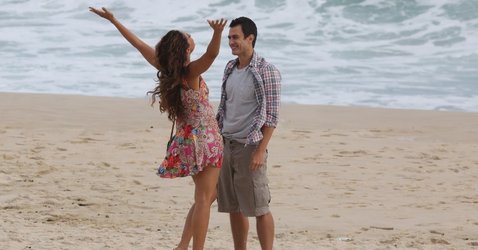 22.jan.2015- Camila Pitanga e Gabriel Braga Nunes são flagrados na areia da praia da Reserva, na zona oeste do Rio