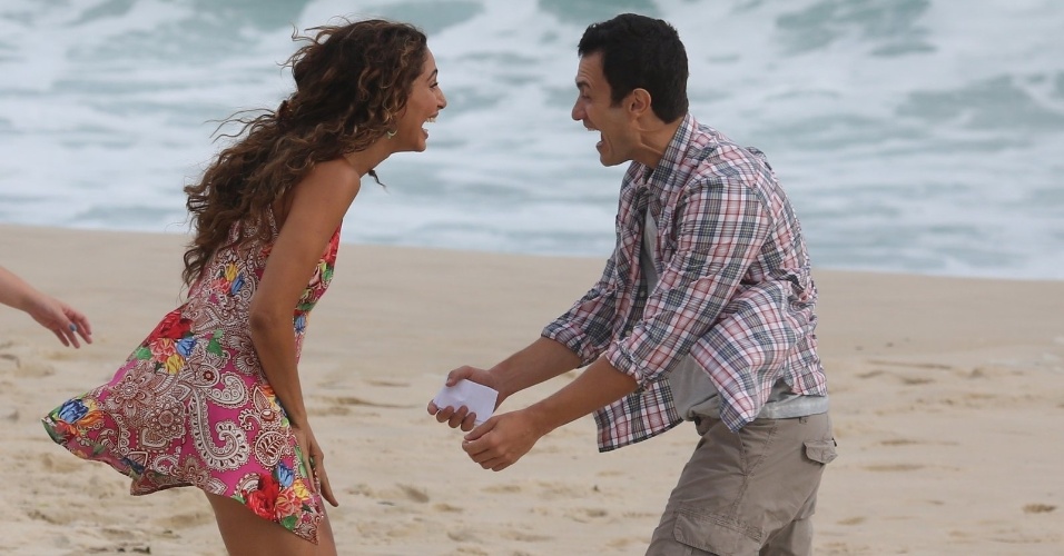 22.jan.2015- Camila Pitanga e Gabriel Braga Nunes são flagrados sorridentes durante cena de "Babilônia"