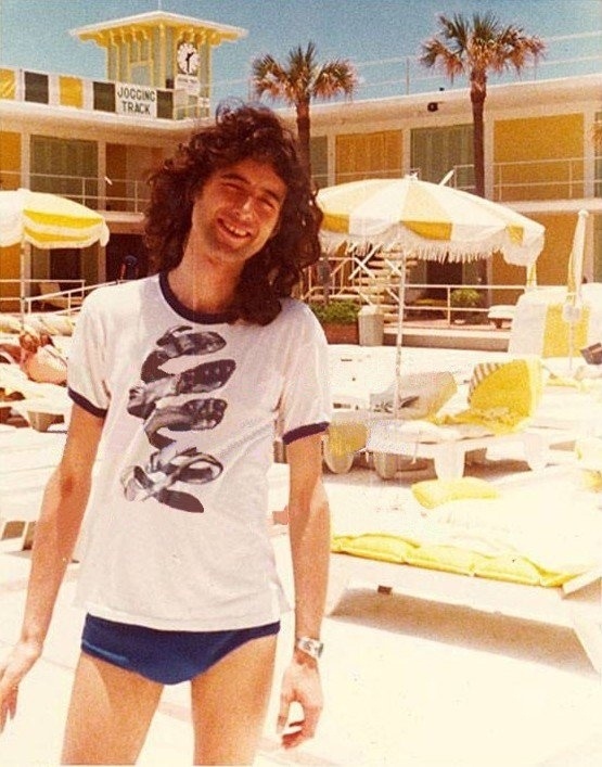 Jimmy Page, guitarrista do grupo Led Zeppelin, aproveita a praia no calor. - Reprodução