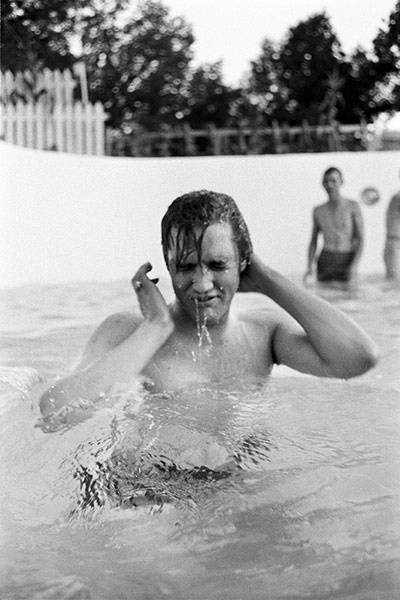 O rei do Rock 'N' Roll, Elvis Presley, se diverte na piscina com amigos. - Reprodução