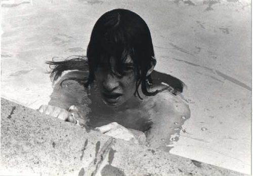 Vocalista do grupo Ramones, Joey Ramone, se refresca na piscina. - Reprodução