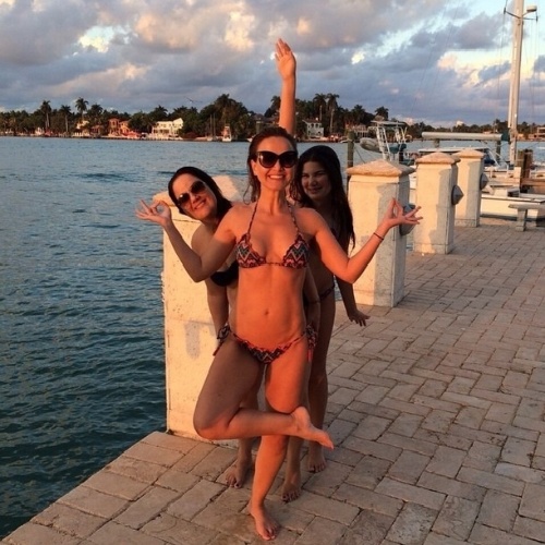 22.jan.2015 - De férias em Miami, Eliane impressionou mais uma vez seus seguidores ao posar de biquíni. Com 41 anos, a apresentadora está em ótima forma e exibiu, inclusive, entradinhas na barriga. Na imagem, ela brinca com duas amigas em um pier na cidade da Flórida, nos Estados Unidos