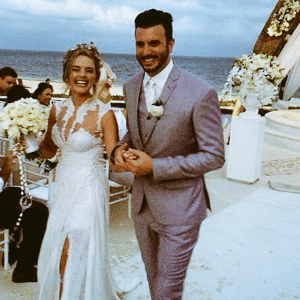 22.jan.2015 - Thaeme Mariôto, da dupla com Thiago, se casa com o empresário Fabio Elias, em uma cerimônia para amigos e familiares em Cancún, no México, nesta quinta-feira - Reprodução/Twitter - Reprodução/Twitter