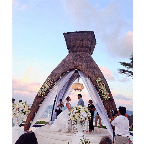 22.jan.2015 - Thaeme Mariôto, da dupla com Thiago, se casa com o empresário Fabio Elias, em uma cerimônia para amigos e familiares em Cancún, no México, nesta quinta-feira