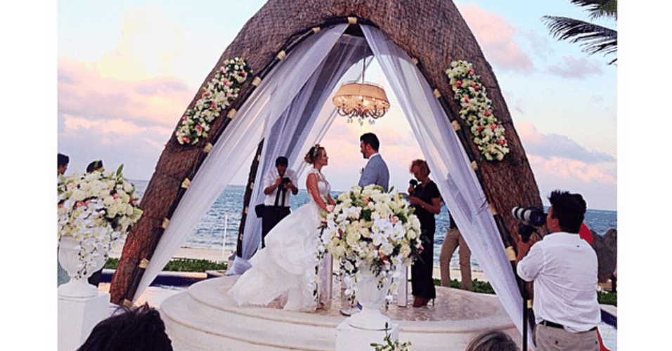 22.jan.2015 - Thaeme Mariôto, da dupla com Thiago, se casa com o empresário Fabio Elias, em uma cerimônia para amigos e familiares em Cancún, no México, nesta quinta-feira