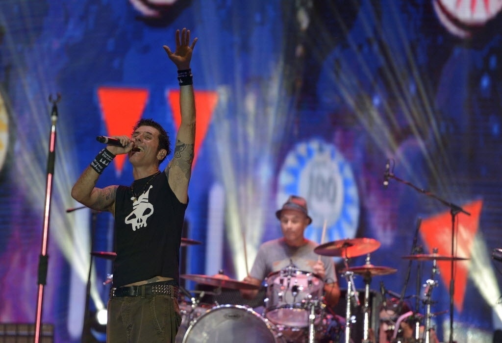 22.jan.2015 - Tocando os principais hits da carreira, Capital Inicial abre o Festival de Verão 2015, em Salvador - João Alvarez/UOL