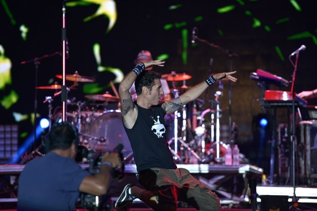 22.jan.2015 - Tocando os principais hits da carreira, Capital Inicial abre o Festival de Verão 2015, em Salvador - João Alvarez/UOL