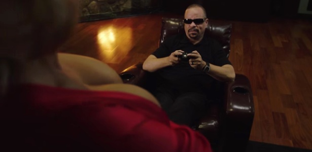 Em cena do clipe de "Intitutionalized", do Body Count, mulher de Ice-T tenta impedi-lo de relaxar jogando Xbox - Reprodução
