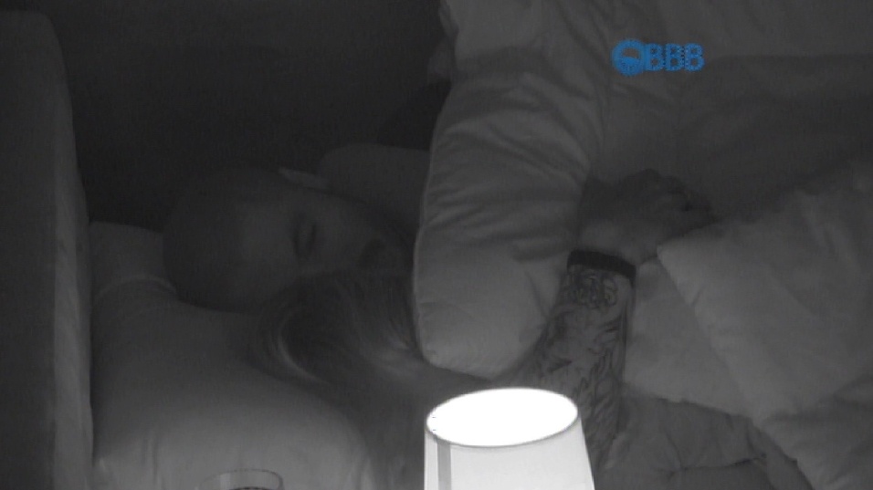 24.jan.2015 - Aline e Fernando se beijam na cama