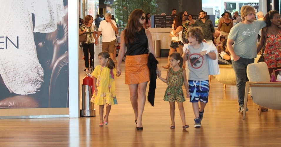 24.jan.2015 - Geovana Antonelli almoça e vai ao teatro com os filhos (Pietro e as gêmeas Antonia e Sofia) em shopping da Barra da Tijuca, no Rio