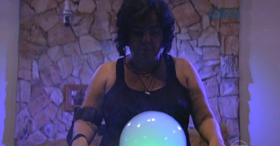 24.jan.2015 - Mariza recebe conselho de bola de cristal no "BBB15"