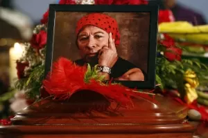 24.jan.2015 - Fotografia do escritor e artista plastico chileno Pedro Lemebel, durante velório na Igreja Recoleta Franciscana, em Santiago - Felipe Trueba/Efe