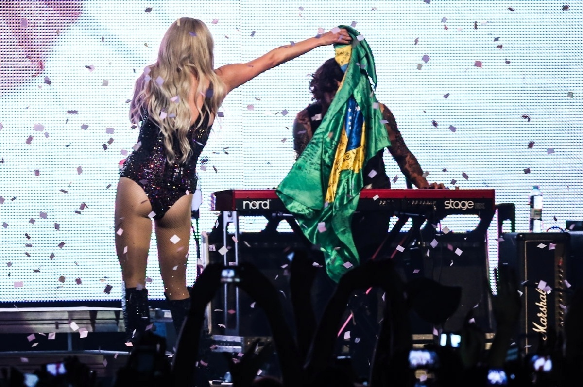 25.jan.2015 -  Depois de abrir o Festival de Verão de Salvador, Kesha se apresenta em São Paulo, no Citibank Hall. Além de cantar hits como"TiK ToK", "We R Who We R" e "Timber", cantora sensualizou com maiô, tocou guitarra e desfilou com bandeira do Brasil - Manuela Scarpa/Photo Rio News