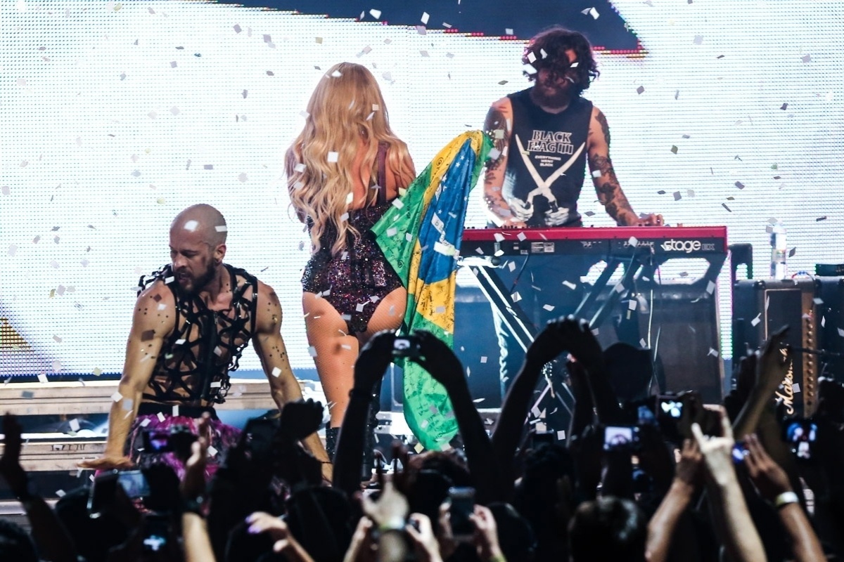 25.jan.2015 -  Depois de abrir o Festival de Verão de Salvador, Kesha se apresenta em São Paulo, no Citibank Hall. Além de cantar hits como"TiK ToK", "We R Who We R" e "Timber", cantora sensualizou com maiô, tocou guitarra e desfilou com bandeira do Brasil - Manuela Scarpa/Photo Rio News