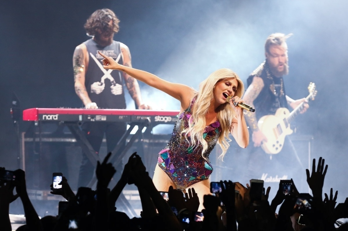 25.jan.2015 -  Depois de abrir o Festival de Verão de Salvador, Kesha se apresenta em São Paulo, no Citibank Hall. Além de cantar hits como"TiK ToK", "We R Who We R" e "Timber", cantora sensualizou com maiô, tocou guitarra e desfilou com bandeira do Brasil - Manuela Scarpa/Photo Rio News