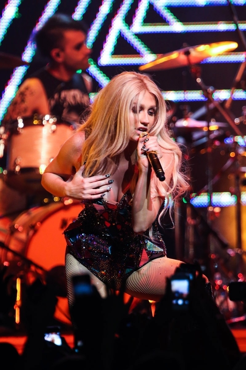 25.jan.2015 -  Depois de abrir o Festival de Verão de Salvador, Kesha se apresenta em São Paulo, no Citibank Hall. Além de cantar hits como"TiK ToK", "We R Who We R" e "Timber", cantora sensualizou com maiô, tocou guitarra e desfilou com bandeira do Brasil - Manuela Scarpa/Photo Rio News