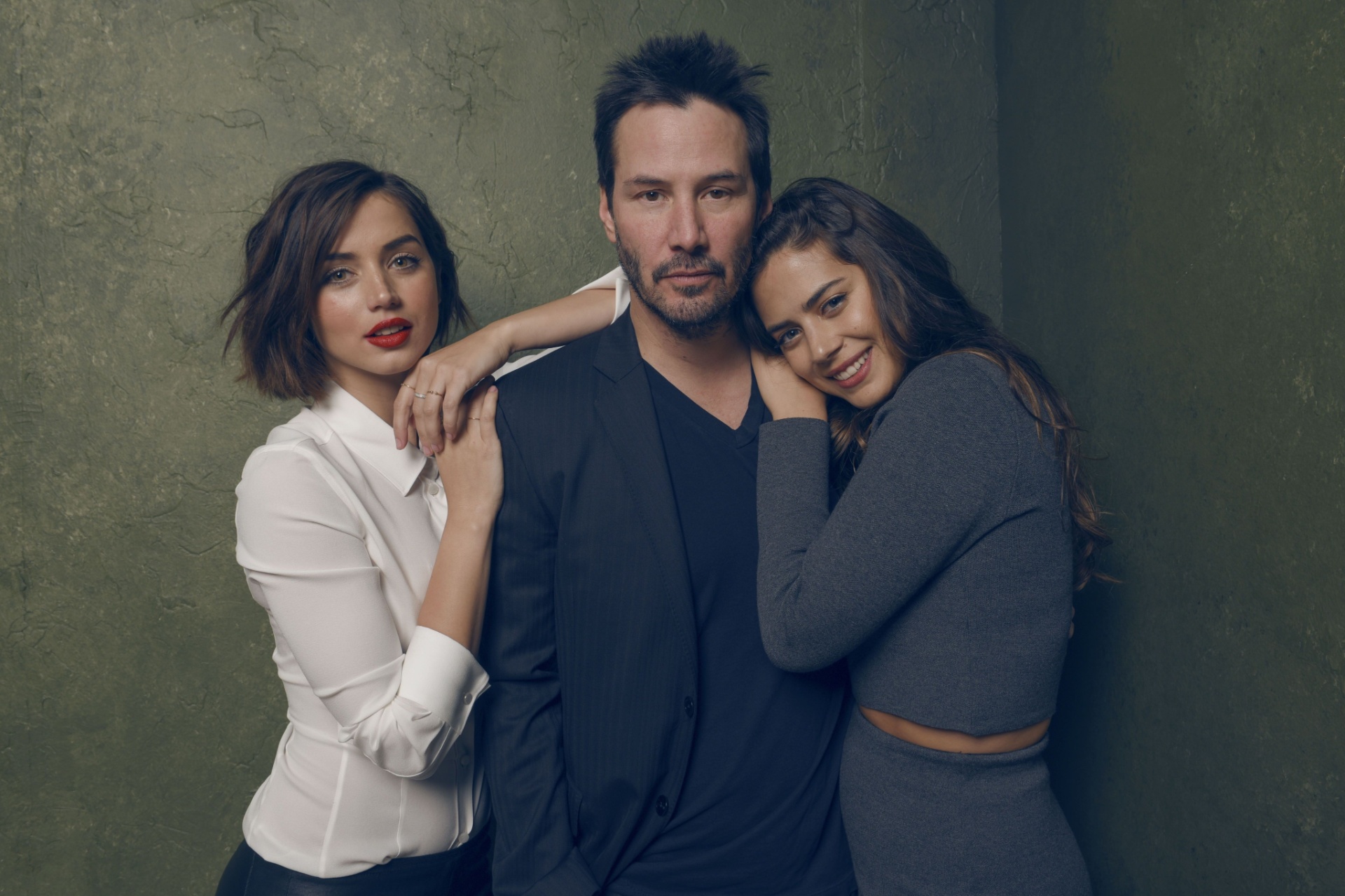 24.jan.2015 - O ator Keanu Reeves posa para retrato entre as atrizes Ana de Armas e Lorenza Izzo durante o Festival de Sundance, em Park City, Utah - Larry Busacca/Getty Images/AFP