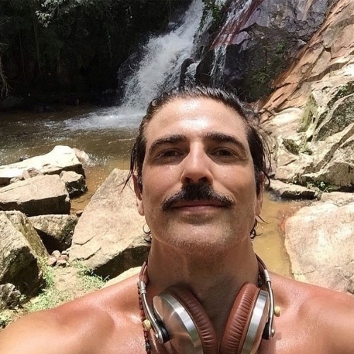 26.jan.2015- De bigodão, Reynaldo Gianecchini faz selfie em cachoeira: "Começando a semana assim com muito axé! Namastê!", escreveu o ator no Instagram