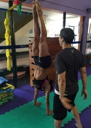 26.jan.2015- Gracyanne Barbosa aparece de ponta-cabeça em seu perfil no Instagram: "Saudade das aulas de ginástica olímpica", escreveu a modelo