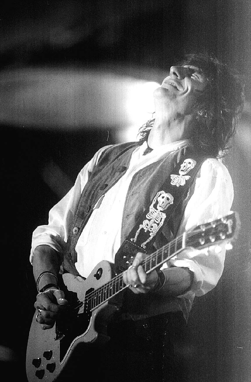 27.jan.1995-O guitarrista dos Rolling Stones, Ronnie Wood, durante o primeiro show dos Rolling Stones no Brasil - Cesar Itiberê/Folhapress