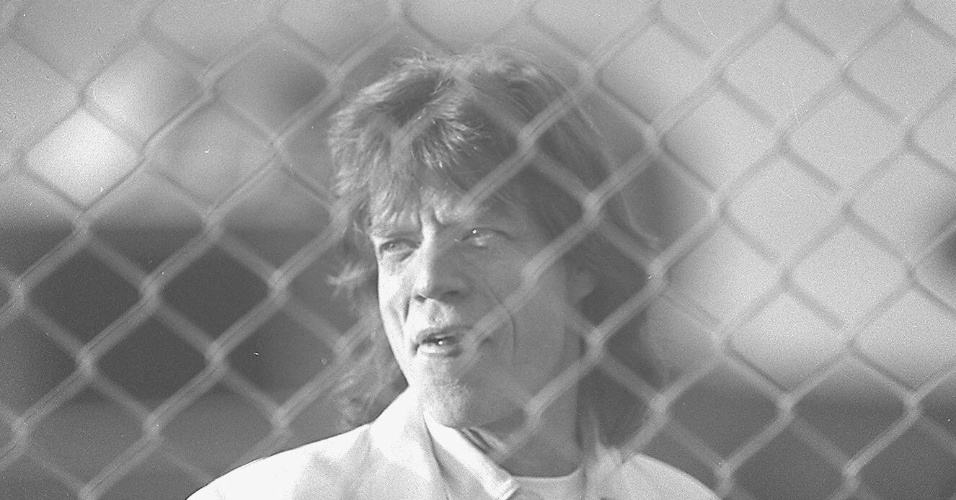 Chegada de Mick Jagger no aeroporto de Cumbica. Ele desceu do carro para acenar para os jornalistas e para os poucos fãs que estavam no local