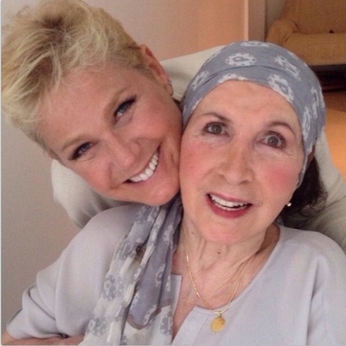 Xuxa posa ao lado da mãe e comemora seu aniversário
