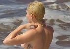 Miley Cyrus faz topless e se diverte com o namorado, no Havaí - AKM-GSI