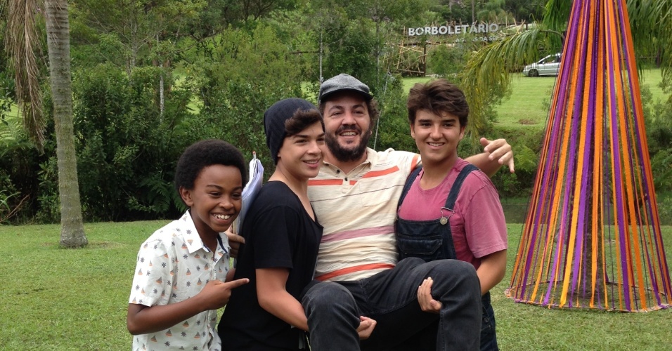 23.jan.2015 - Jean Paulo Campos, Lucas Santos e Nicholas Torres carregam o diretor do filme "Carrossel" Maurício Eça