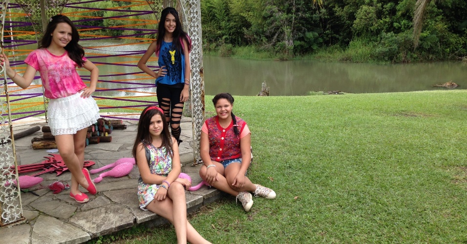 23.jan.2015 - Larissa Manoela, Maísa Silva, Fernanda Concon e Aysha Benelli brincam de ensaio de moda em set do filme "Carrossel", na zona sul de SP