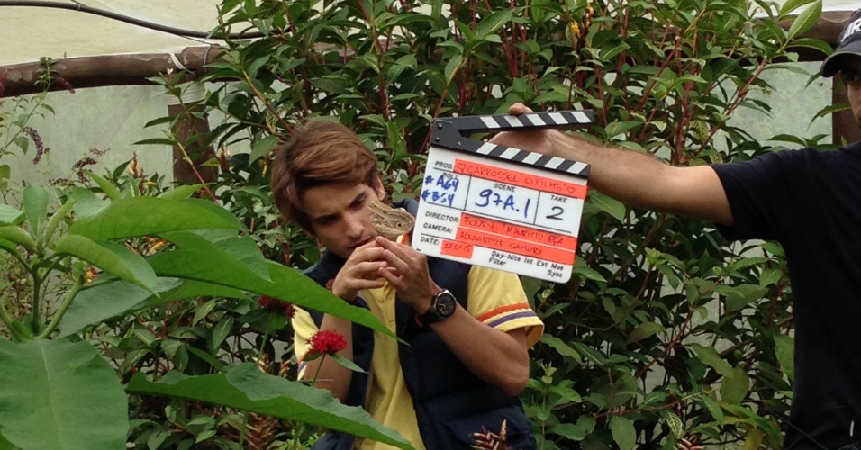 23.jan.2015 - O ator Gabriel Calamari, que interpreta Alan no filme "Carrossel", segura uma borboleta-coruja em gravação em borboletário da zona sul de São Paulo