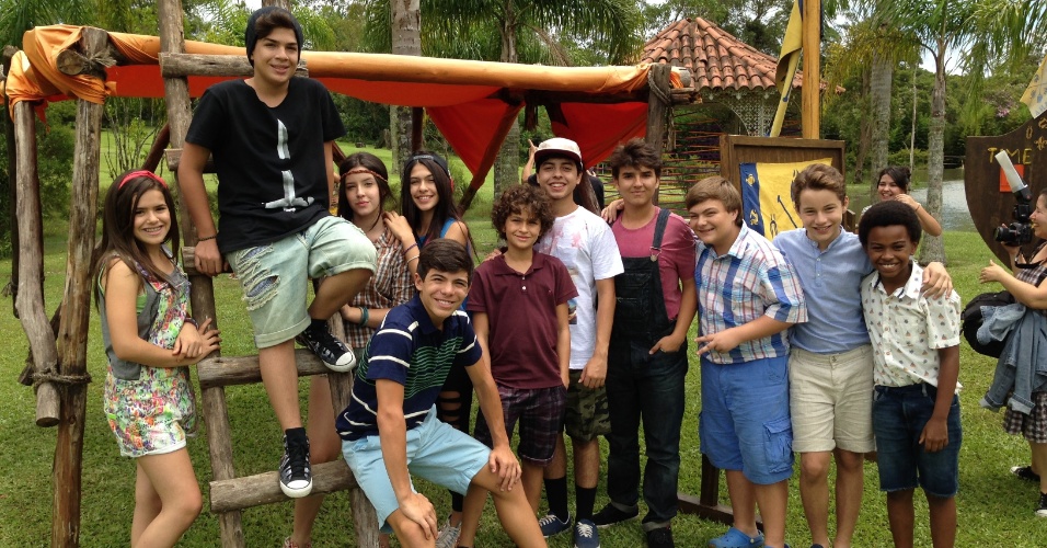 23.jan.2015 - O elenco infantil de "Carrossel" posa para fotos em colônia de férias na zona sul de São Paulo, onde o longa metragem inspirado na novela está sendo rodado