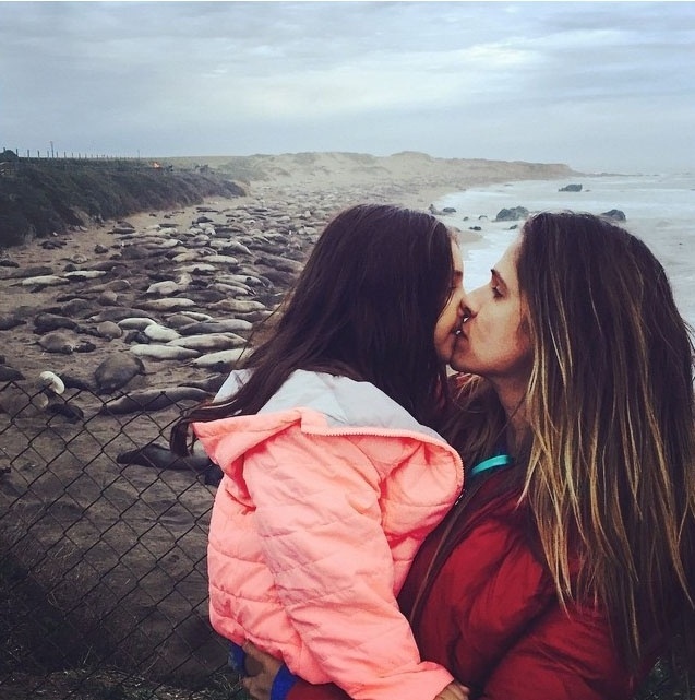 27.jan.2015 - A atriz e apresentadora Ingrid Guimarães e sua filha, Clara, visitam praia repleta de elefantes marinhos durante viagem à região de Big Sur, na Califórnia (EUA)