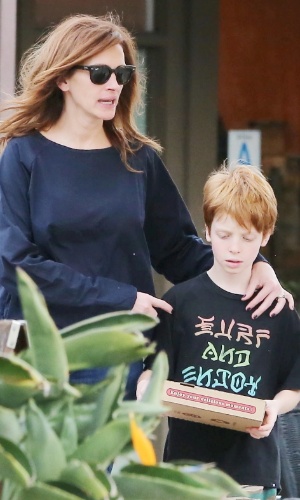 27.jan.2015 - A atriz Julia Roberts busca pizza acompanhada do filho Phinnaeus em Malibu, na Califórnia (EUA)