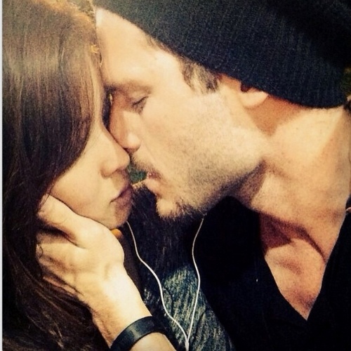Carol Nakamura publica foto beijando modelo e filósofa sobre relacionamento