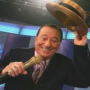 O apresentador Raul Gil tira o chapéu