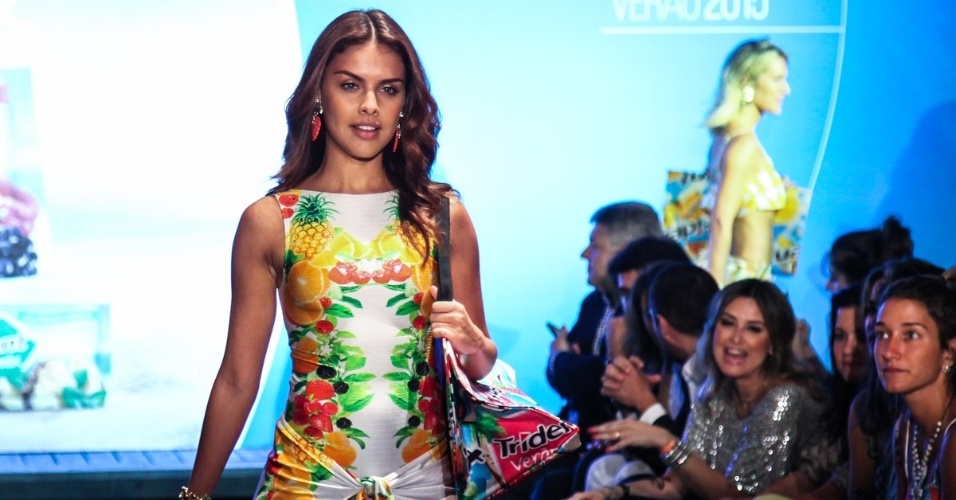 27.jan.2015 - Paloma Bernardi desfila em um evento de moda praia que aconteceu na noite desta terça-feira, em um shopping em São Paulo