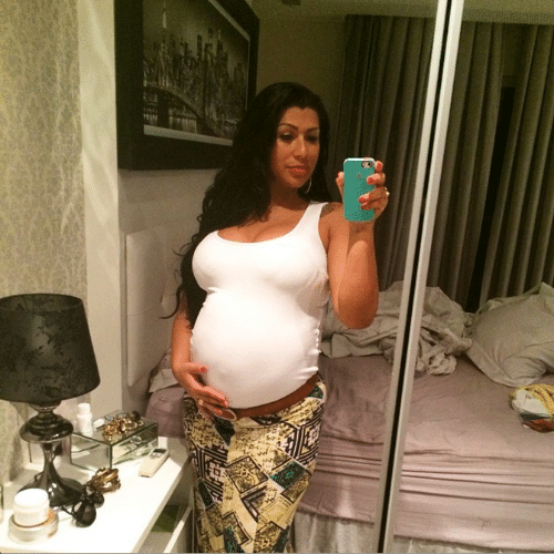 28.jan.2015 - Ellen Cardoso exibe seu barrigão na reta final da gravidez de sua primeira filha, Maria Vitória, fruto do relacionamento com o cantor Naldo