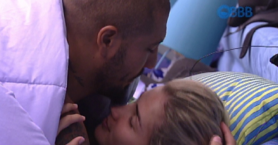 28.jan.2015 - Fernando e Aline se beijam embaixo do edredom