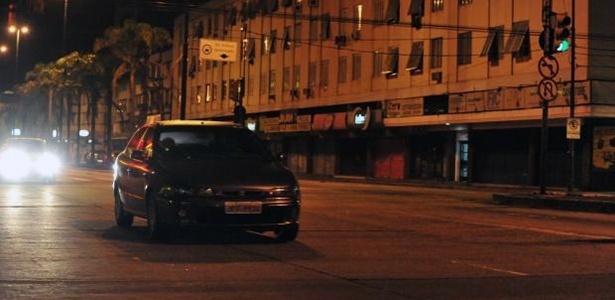 4- FARÓIS APAGADOS/QUEIMADOS: rodar à noite sem iluminação correta rende multa