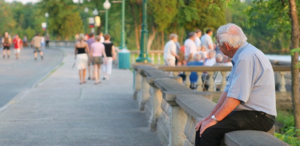 Uma das soluções para enfrentar o medo de envelhecer sozinho é criar laços sociais - Getty Images