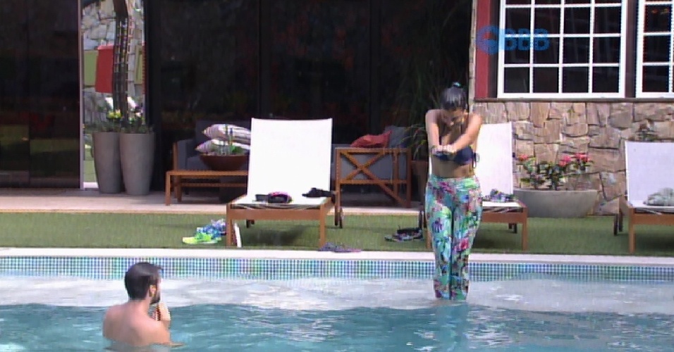 29.jan.2015 - Rafael tenta ensinar Talita a mergulhar na piscina do 
