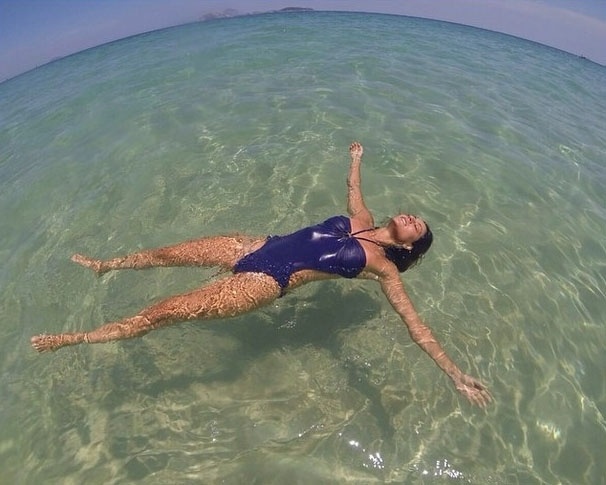 29.jan.2015 - A atriz Carol Castro relaxa no mar em Ipanema, no Rio de Janeiro