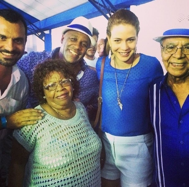 29.jan.2015 - A atriz Leandra Leal posa para foto ao lado do ator Aílton Graça, e de Monarco e Tia Surica, da escola de samba Portela